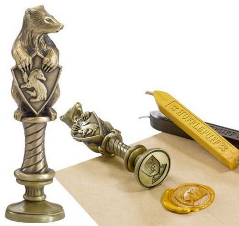Harry Potter Hufflepuff Wax Stamp sada pečetidla a dvou voskových svíček