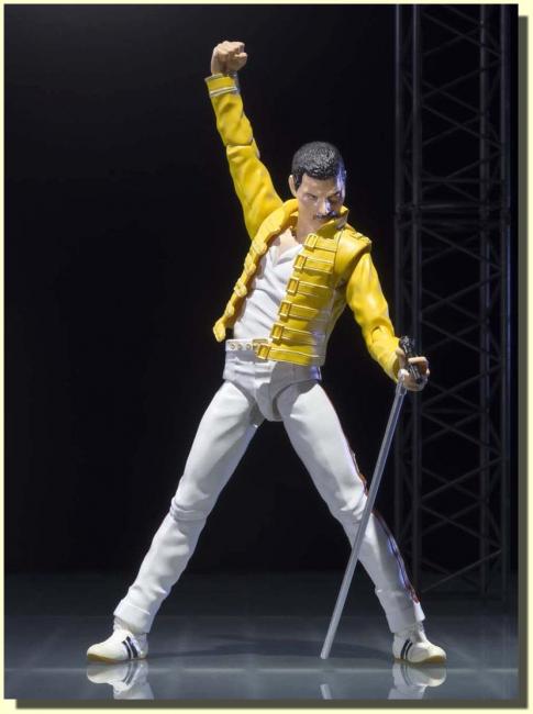 Freddie Mercury In A Yellow Jacket The Live at Wembley S.H.Figuarts Figure 