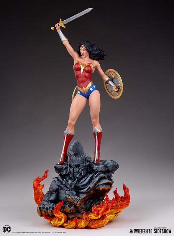 Wonder Woman Atop A Dilapidated Monument Base The DC Comics SIXTH Scale Maquette